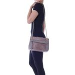 78054---Bolsa-Couro-Croco-Nozes---Foto-Modelo-02