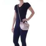 78025---Bolsa-Couro-Croco-Soft-Pele---Foto-Modelo
