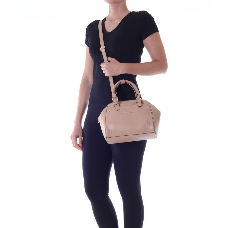 78086---Bolsa-Couro-Soft-Amendoa--Foto-Modelo
