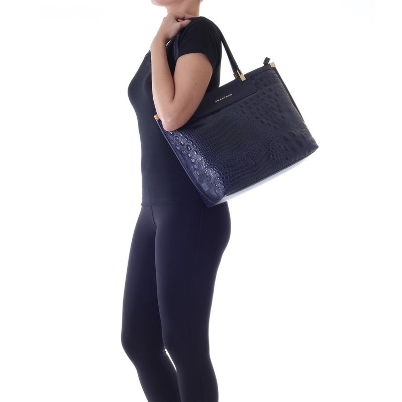 78039---Bolsa-Couro-Croco-Soft-Marinho---Foto-Modelo